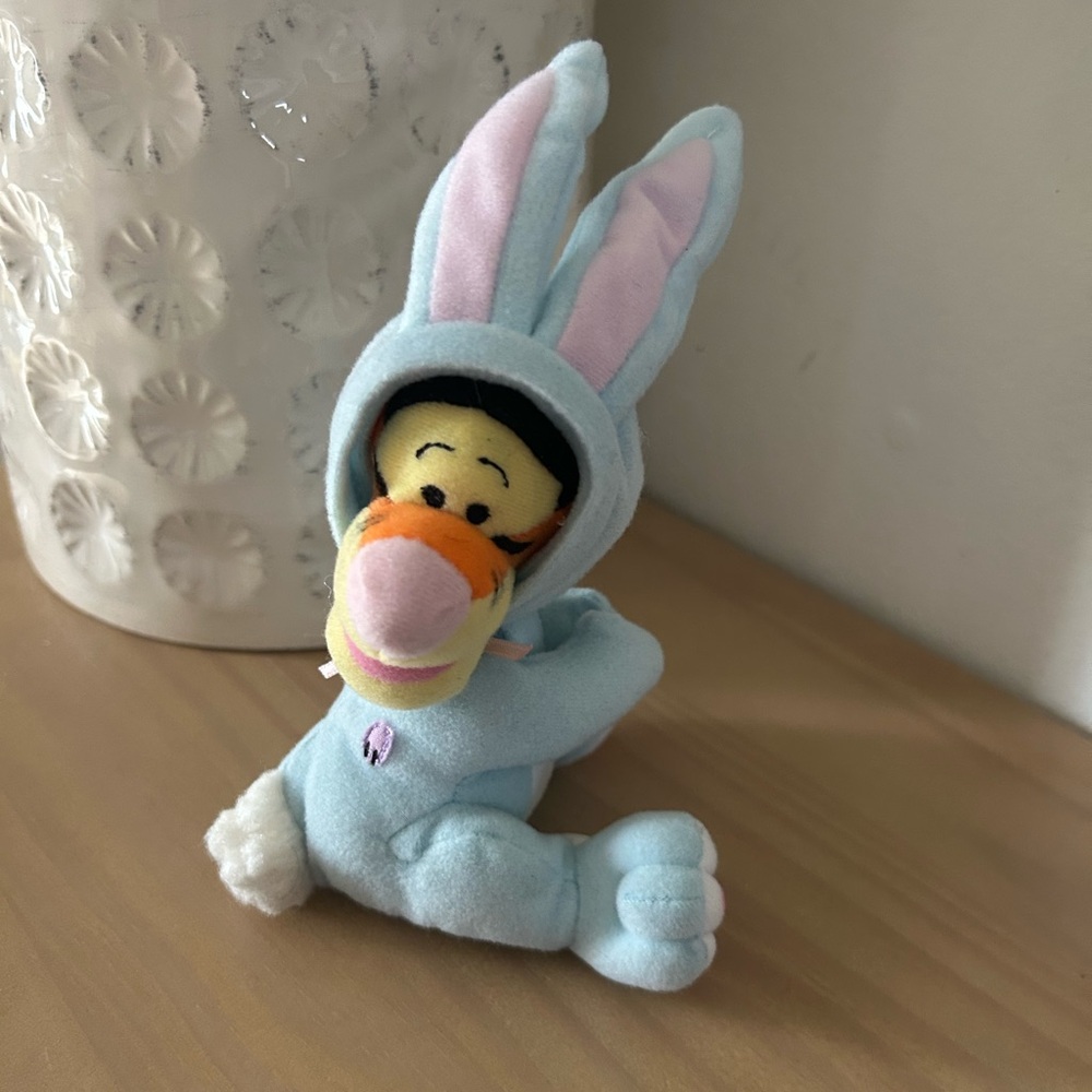 2002 Fisher-Price Disney Tigger Winnie The Pooh Easter Basket Hugger